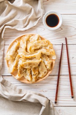 Japon gyoza 'sı ya da soya soslu hamur tatlısı.