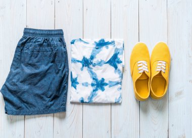 Gezgin, yaz tatili ahşap arka plan üzerinde erkek casual kıyafetler