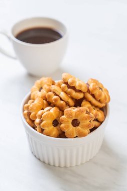 Hindistan cevizli bisküvi ve ananas reçeli.