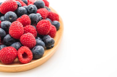 taze yaban mersini ve beyaz arka plan üzerinde rasberry