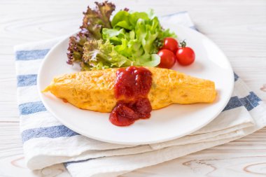 Bir omlet sarma sebzeli aromalı kızarmış pirinç