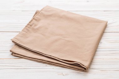 ahşap arka plan üzerinde mutfak bezi (peçete)