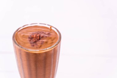 çikolata smoothies milkshake ahşap arka plan üzerinde