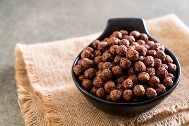 Çikolatalı gevrek kase kahvaltı için