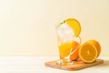 yanında da soda ahşap masa portakal suyu