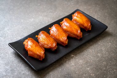 Barbekü tavuk kanadı sosu ile