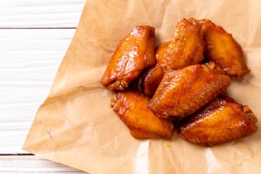 Barbekü tavuk kanadı sosu ile