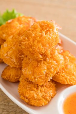 Derin kızarmış karides soslu