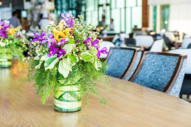 çiçek vazo dekorasyonu yemek masada