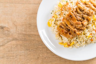 ızgara tavuk ve teriyaki sos - Japon tarzı ile kızarmış pilav