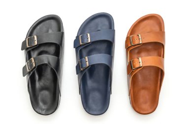 Erkekler beyaz arka plan üzerinde izole sandalet deri