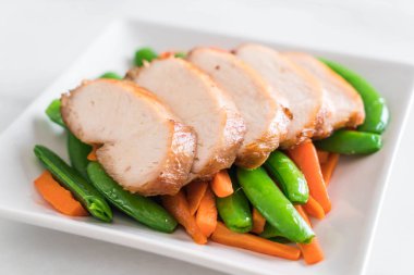 Yeşil bezelye ve havuç tablo ile ızgara tavuk