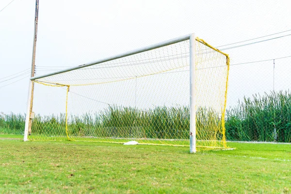 Yeşil Boş Futbol Sahası Üzerinde Bir Futbol Gol — Stok fotoğraf