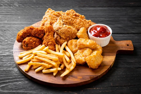Kızarmış tavuk, patates kızartması ve nugget yemeği. Abur cubur ve sağlıksız yemek.