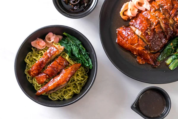 sebze erişte - Asya gıda tarzı ile kızarmış ördek