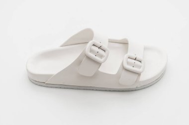 Kadınlar beyaz arka plan üzerinde izole sandalet deri