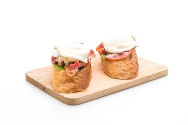 Beyaz arka plan üzerinde izole yumurta benedict