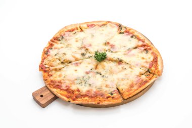 Beyaz arka plan üzerinde izole ıspanak ve pastırma pizza