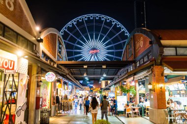 Bangkok - 21 Ocak 2018: Asiatique en popüler alışveriş Riverfront deneyimleri Bangkok, Tayland. Asiatique Riverfront içinde 500'den fazla moda dükkanlar vardır.