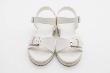 Kadınlar beyaz arka plan üzerinde izole sandalet deri