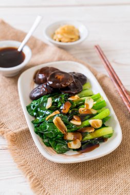 Sarımsaklı istiridye soslu kızarmış Hong Kong Kale heyecan