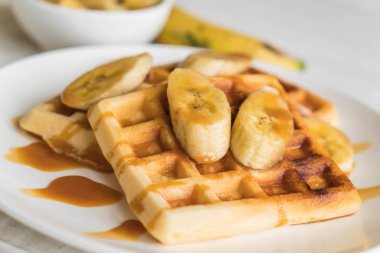 Beyaz tabakta karamel ile muz gözleme