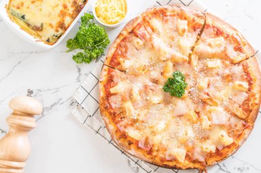 Tablo - İtalyan yemeği stil Hawai pizza