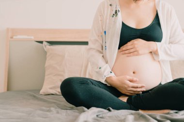 Karın hamile kadının elleri - vintage filtre stili ile seçici odak noktası