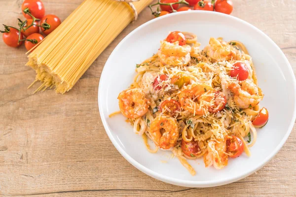 Вкусные Спагетти Креветками Помидорами Базиликом Сыром Итальянский Стиль Питания — стоковое фото