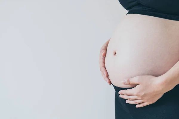 Vientre Mujer Embarazada Con Las Manos Punto Enfoque Selectivo Con — Foto de Stock