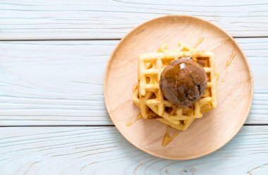 Çikolatalı dondurma waffle ve ballı