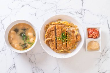 Kızarmış domuz pirzolası kasesi (Katsudon) - Japon yemek tarzı