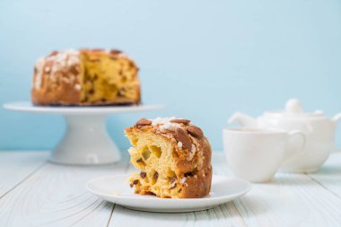 badem - İtalyan tatlı tarzı ile kuru üzüm Ekmek pasta