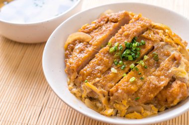 Kızarmış domuz pirzolası kasesi (Katsudon) - Japon yemek tarzı