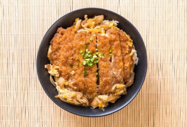 Kızarmış domuz pirzolası kasesi (Katsudon) - Japon yemek tarzı