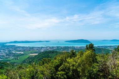 Phuket şehir manzarası ile deniz plaj ve mavi gökyüzü