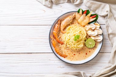 Baharatlı karides spagetti makarna (Tom Yum Goong) - İtalyan Füzyon gıda tarzı