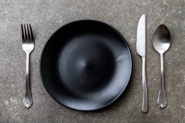 boş tabak kaşık çatal ve bıçak masada