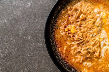 Tay baharatlı şehriye kase (Tom Yum Kung)