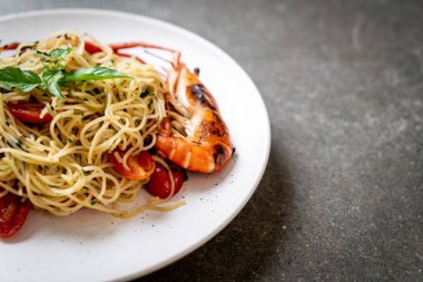 ızgara karides ve domates - İtalyan Füzyon gıda tarzı ile tavada kızartılmış spagetti