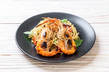 ızgara karides ve domates - İtalyan Füzyon gıda tarzı ile tavada kızartılmış spagetti