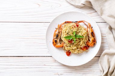 ızgara karides ve domates - İtalyan Füzyon gıda tarzı ile tavada kızartılmış spagetti