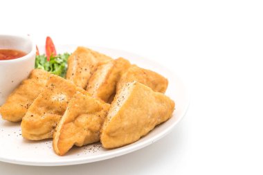 Kızarmış tofu - beyaz arka plan üzerinde izole vegan gıda