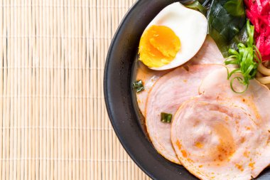 Baharatlı miso udon ramen noodle ile domuz eti - Japon gıda tarzı