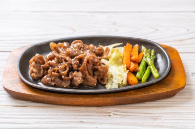 sıcak plaka - Asya tarzı domuz biftek dilimlenmiş