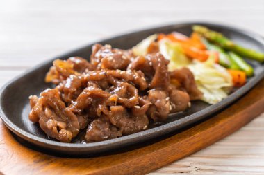 sıcak plaka - Asya tarzı domuz biftek dilimlenmiş