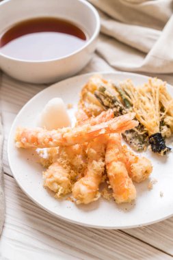karides tempura (hırpalanmış kızarmış karides) sebze - Japon gıda tarzı