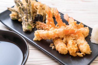 karides tempura (hırpalanmış kızarmış karides) sebze - Japon gıda tarzı