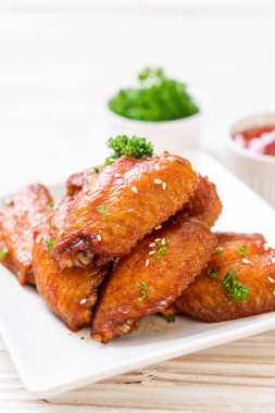 Beyaz susamlı ızgara tavuk kanadı.