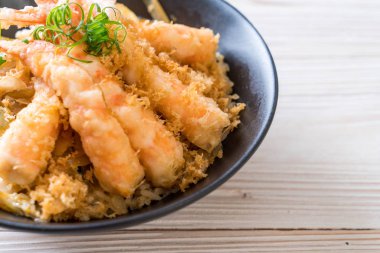 kızarmış karides tempura üzerinde beyaz surat - Japon yemekleri stil tepesinde